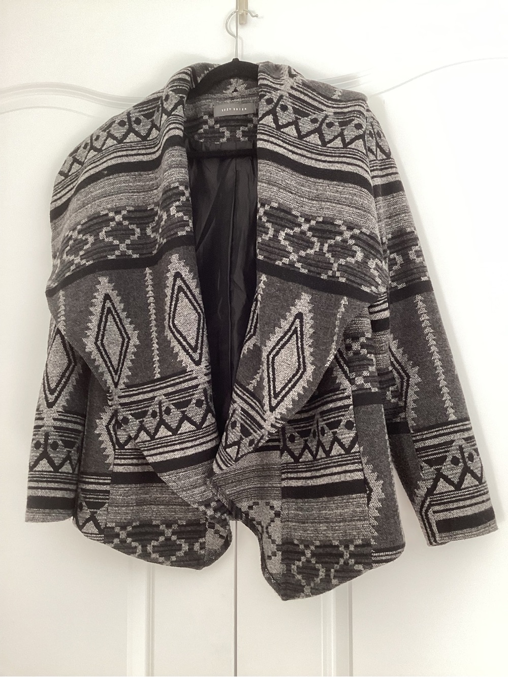 Suzy Shier Black & Gray Aztec Open-Front Cardigan